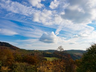 Wolkengemälde  mit Blick auf den Hohen Knochen bei Winterberg : Ohlenbach, Wolken, xHerbst