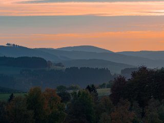 Staffelung ....  ... der bewaldeten Landschaft im Hochsauerland in der Abendsonne : Oly-FNEU-exportiert, Oly-ForumNEU, xHerbst, xNEU