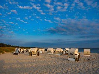 Die Ruhe vor dem Sturm  Strandkörbe warten auf die Gäste : Prerow, Strandkorb, xSommer